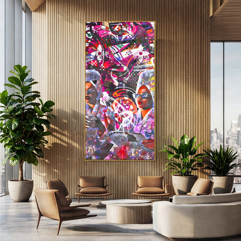 Tablou canvas cu tablou canvas cu femei si graffitti, in rama de aluminiu auriu, pe perete intr-un birou